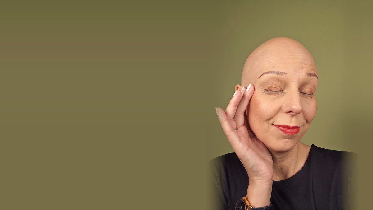 Frau mit Glatze und geklebten künstlichen Wimpern, Augen geschlossen