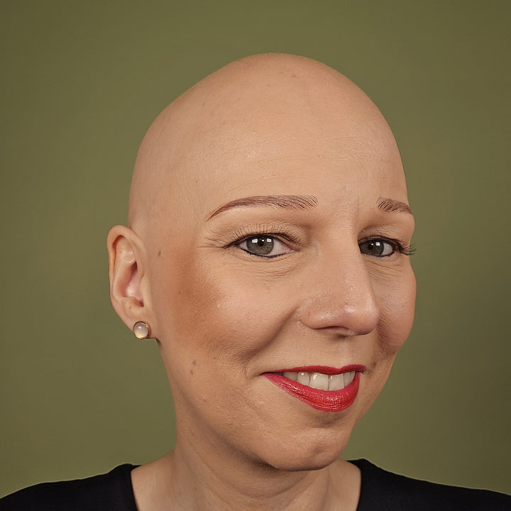 Frau ohne Haare mit aufgeklebten Augenbrauen Tattoos A3
